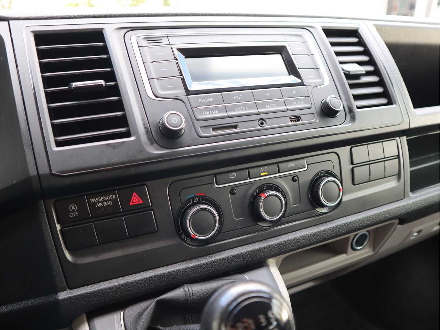 Volkswagen Transporter 2.0 TDI 85 pk Euro 6 - L1H1 - DC 6 Pers. - Airco