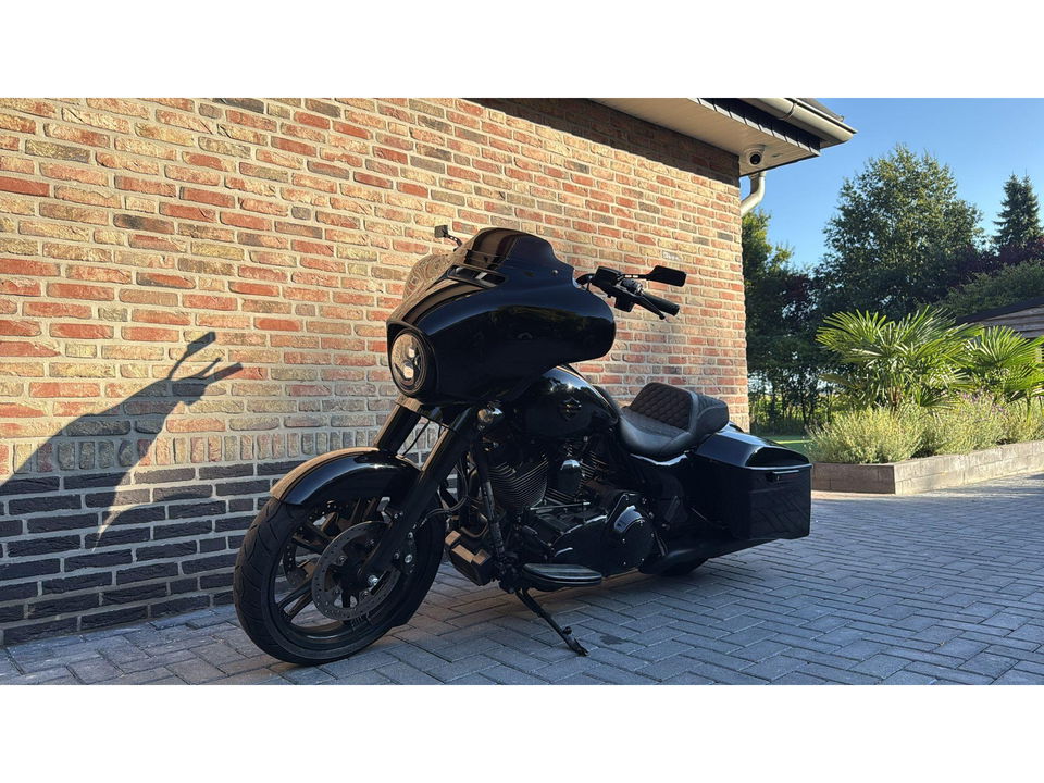 Harley Davidson 103 FLHXS Street Glide Special Full Blackout CVO 