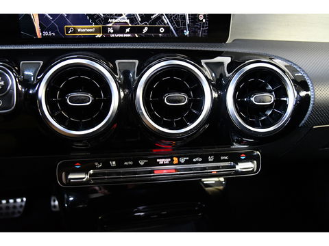 Mercedes-Benz A-Klasse 250 AMG Line, Pano, Navi