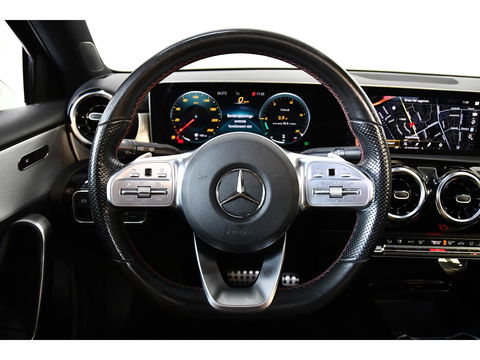 Mercedes-Benz A-Klasse 250 AMG Line, Pano, Navi