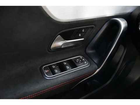 Mercedes-Benz A-Klasse 250 AMG Line, Pano, Navi
