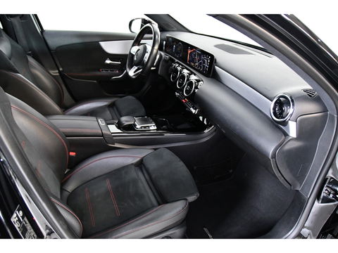 Mercedes-Benz A-Klasse 250 AMG Line, Pano, Navi