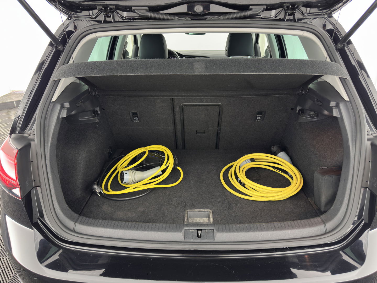 Volkswagen e-Golf E-DITION (INCL-BTW) Aut.*HEAT-PUMP | LUXURY-LEATHER | FULL-LED | DIGI-COCKPIT | NAVI-FULLMAP | HEATED-SPORTSEATS | CAMERA | DAB+ | AMBIENT-LIGHT | PRIVACY-GLASS | CCS-FASTLOADER | 16''ALU*