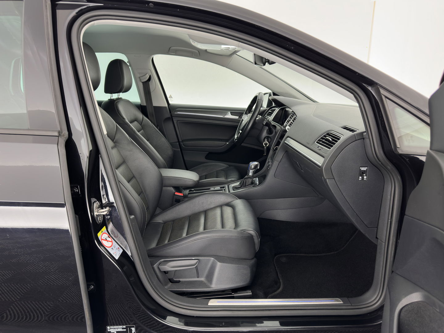 Volkswagen e-Golf E-DITION (INCL-BTW) Aut.*HEAT-PUMP | LUXURY-LEATHER | FULL-LED | DIGI-COCKPIT | NAVI-FULLMAP | HEATED-SPORTSEATS | CAMERA | DAB+ | AMBIENT-LIGHT | PRIVACY-GLASS | CCS-FASTLOADER | 16''ALU*