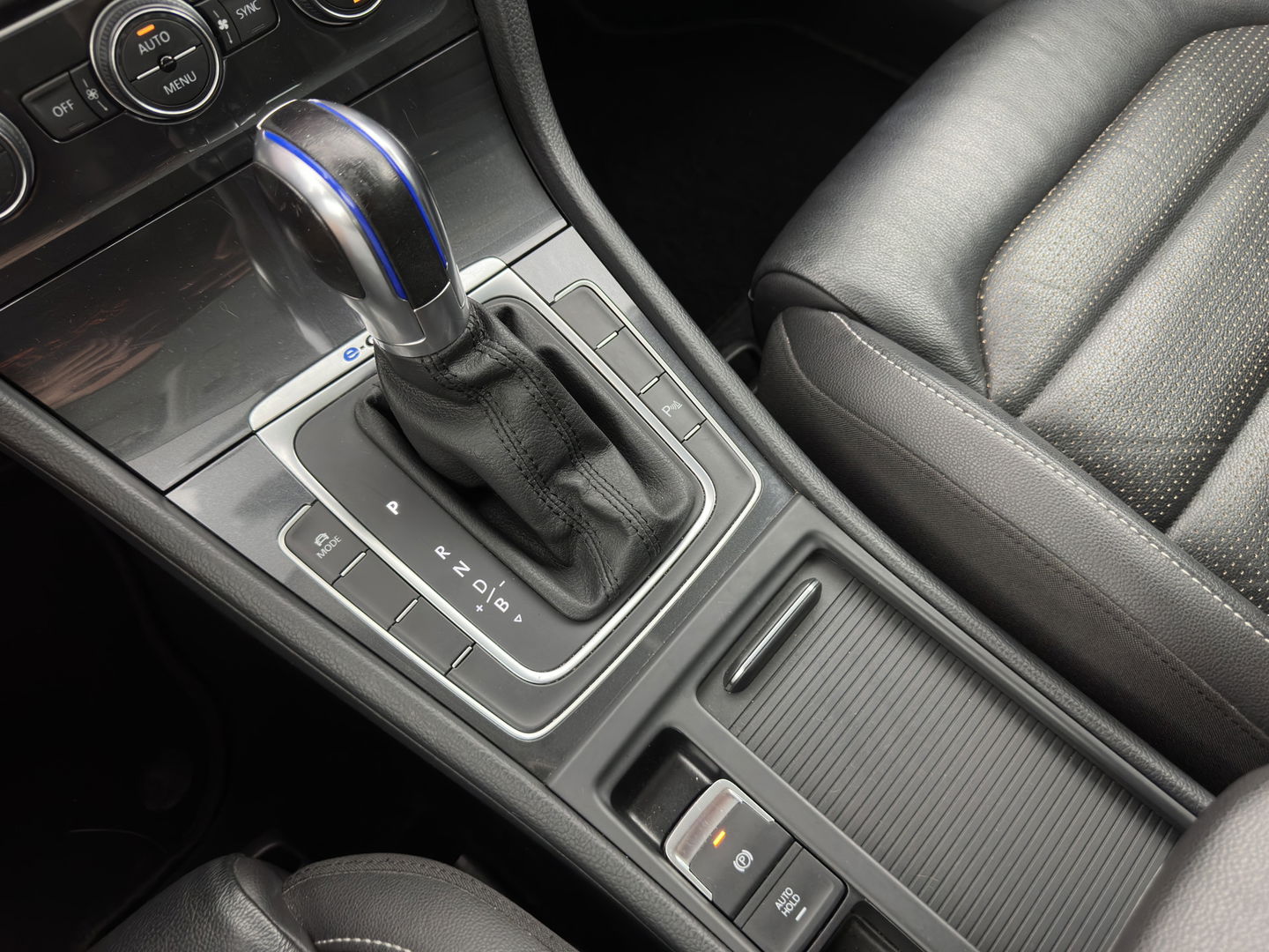 Volkswagen e-Golf E-DITION (INCL-BTW) Aut.*HEAT-PUMP | LUXURY-LEATHER | FULL-LED | DIGI-COCKPIT | NAVI-FULLMAP | HEATED-SPORTSEATS | CAMERA | DAB+ | AMBIENT-LIGHT | PRIVACY-GLASS | CCS-FASTLOADER | 16''ALU*