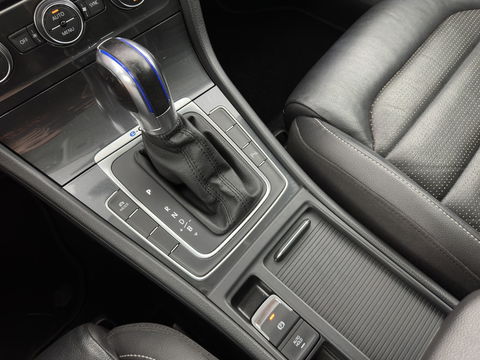 Volkswagen e-Golf E-DITION (INCL-BTW) Aut.*HEAT-PUMP | LUXURY-LEATHER | FULL-LED | DIGI-COCKPIT | NAVI-FULLMAP | HEATED-SPORTSEATS | CAMERA | DAB+ | AMBIENT-LIGHT | PRIVACY-GLASS | CCS-FASTLOADER | 16''ALU*