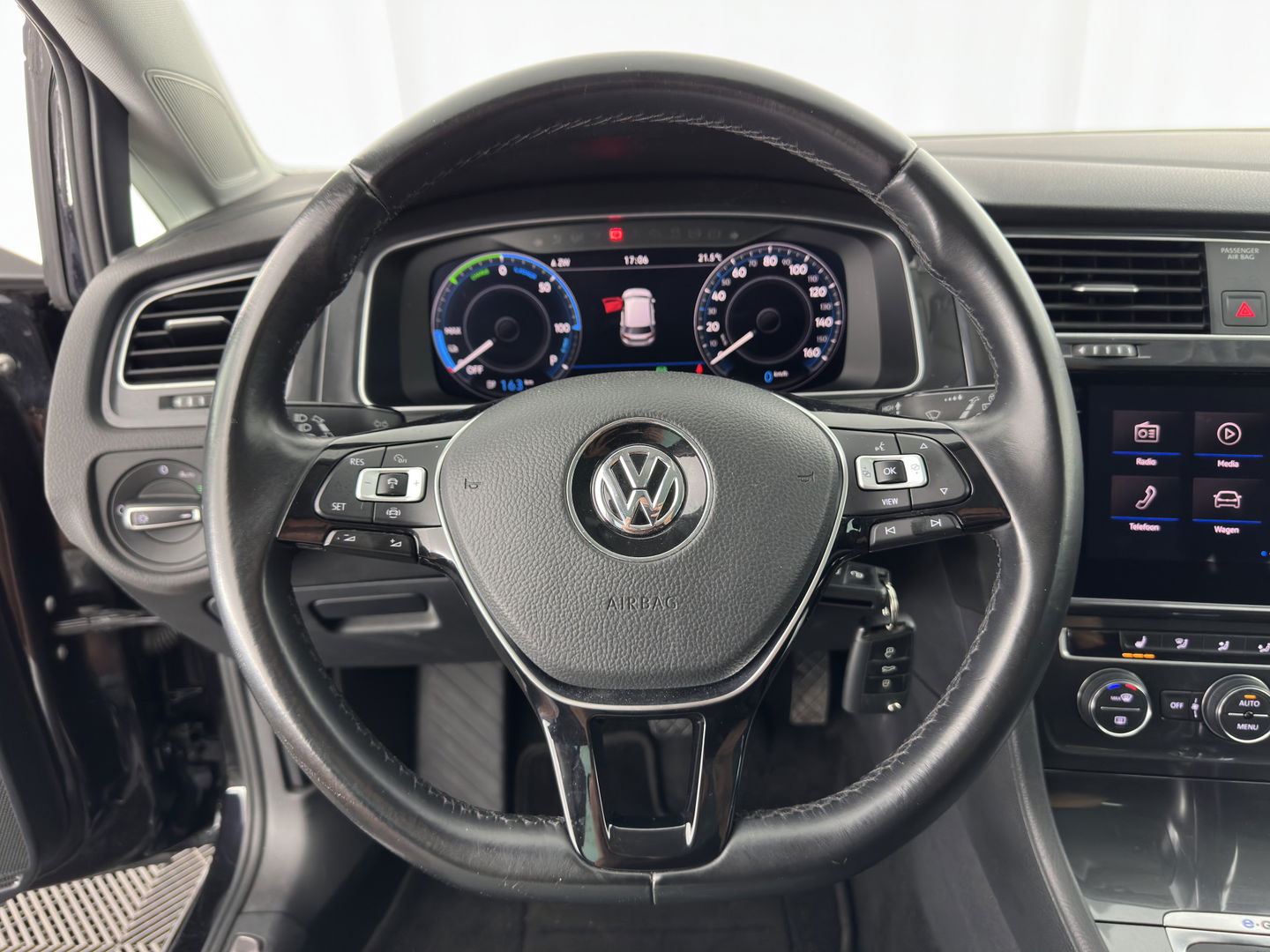 Volkswagen e-Golf E-DITION (INCL-BTW) Aut.*HEAT-PUMP | LUXURY-LEATHER | FULL-LED | DIGI-COCKPIT | NAVI-FULLMAP | HEATED-SPORTSEATS | CAMERA | DAB+ | AMBIENT-LIGHT | PRIVACY-GLASS | CCS-FASTLOADER | 16''ALU*