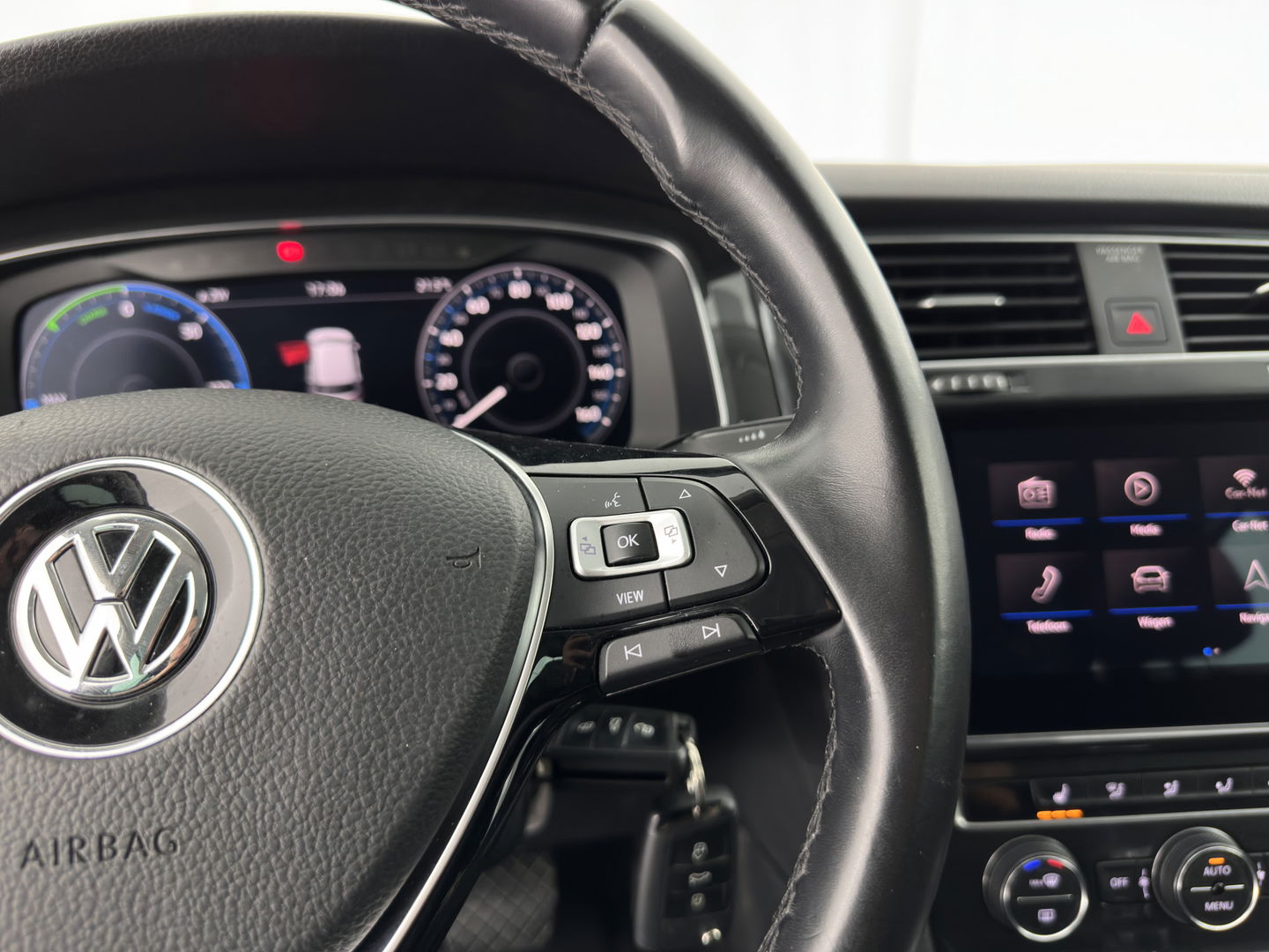 Volkswagen e-Golf E-DITION (INCL-BTW) Aut.*HEAT-PUMP | LUXURY-LEATHER | FULL-LED | DIGI-COCKPIT | NAVI-FULLMAP | HEATED-SPORTSEATS | CAMERA | DAB+ | AMBIENT-LIGHT | PRIVACY-GLASS | CCS-FASTLOADER | 16''ALU*