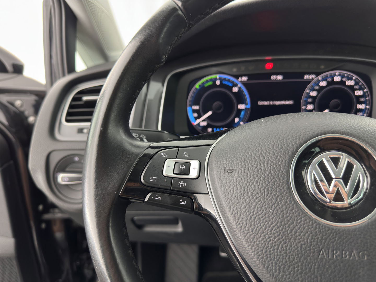 Volkswagen e-Golf E-DITION (INCL-BTW) Aut.*HEAT-PUMP | LUXURY-LEATHER | FULL-LED | DIGI-COCKPIT | NAVI-FULLMAP | HEATED-SPORTSEATS | CAMERA | DAB+ | AMBIENT-LIGHT | PRIVACY-GLASS | CCS-FASTLOADER | 16''ALU*