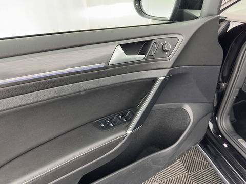 Volkswagen e-Golf E-DITION (INCL-BTW) Aut.*HEAT-PUMP | LUXURY-LEATHER | FULL-LED | DIGI-COCKPIT | NAVI-FULLMAP | HEATED-SPORTSEATS | CAMERA | DAB+ | AMBIENT-LIGHT | PRIVACY-GLASS | CCS-FASTLOADER | 16''ALU*