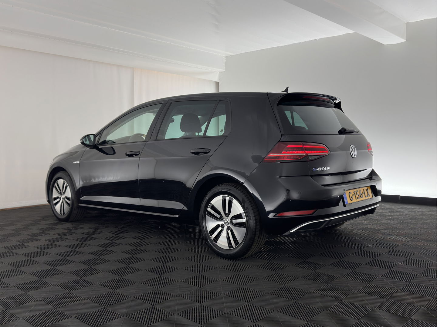 Volkswagen e-Golf E-DITION (INCL-BTW) Aut.*HEAT-PUMP | LUXURY-LEATHER | FULL-LED | DIGI-COCKPIT | NAVI-FULLMAP | HEATED-SPORTSEATS | CAMERA | DAB+ | AMBIENT-LIGHT | PRIVACY-GLASS | CCS-FASTLOADER | 16''ALU*