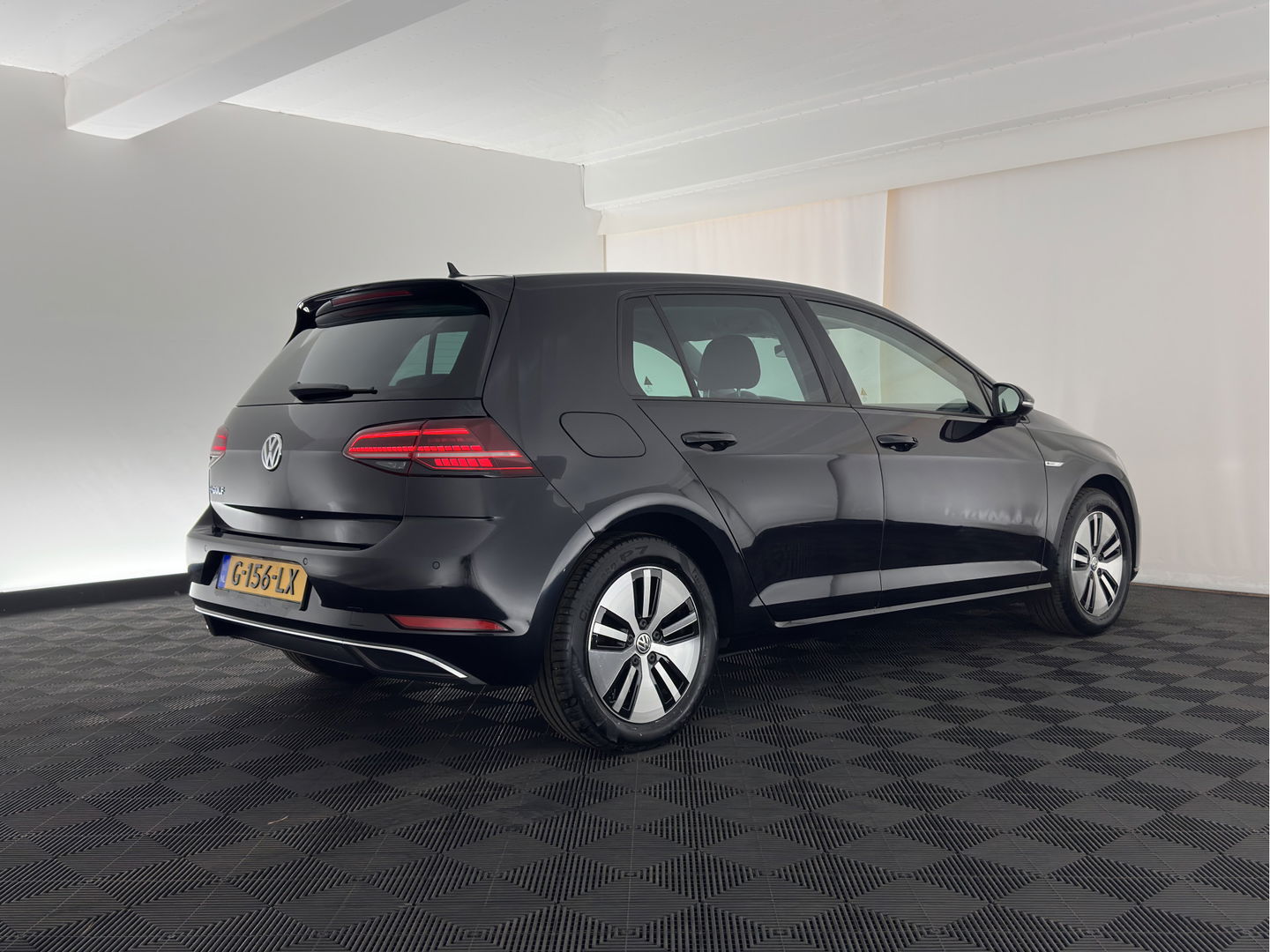 Volkswagen e-Golf E-DITION (INCL-BTW) Aut.*HEAT-PUMP | LUXURY-LEATHER | FULL-LED | DIGI-COCKPIT | NAVI-FULLMAP | HEATED-SPORTSEATS | CAMERA | DAB+ | AMBIENT-LIGHT | PRIVACY-GLASS | CCS-FASTLOADER | 16''ALU*