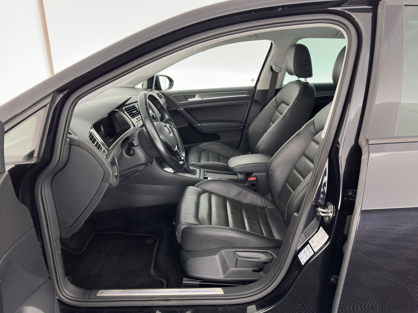 Volkswagen e-Golf E-DITION (INCL-BTW) Aut.*HEAT-PUMP | LUXURY-LEATHER | FULL-LED | DIGI-COCKPIT | NAVI-FULLMAP | HEATED-SPORTSEATS | CAMERA | DAB+ | AMBIENT-LIGHT | PRIVACY-GLASS | CCS-FASTLOADER | 16''ALU*