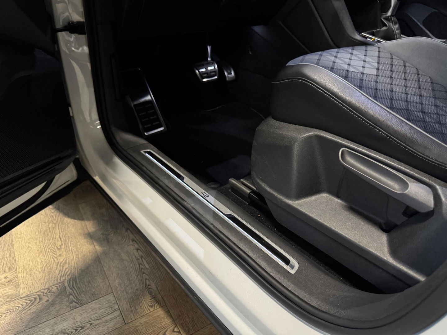 Volkswagen Tiguan 1.5 TSI R-Line PANO KEYLESS CAM