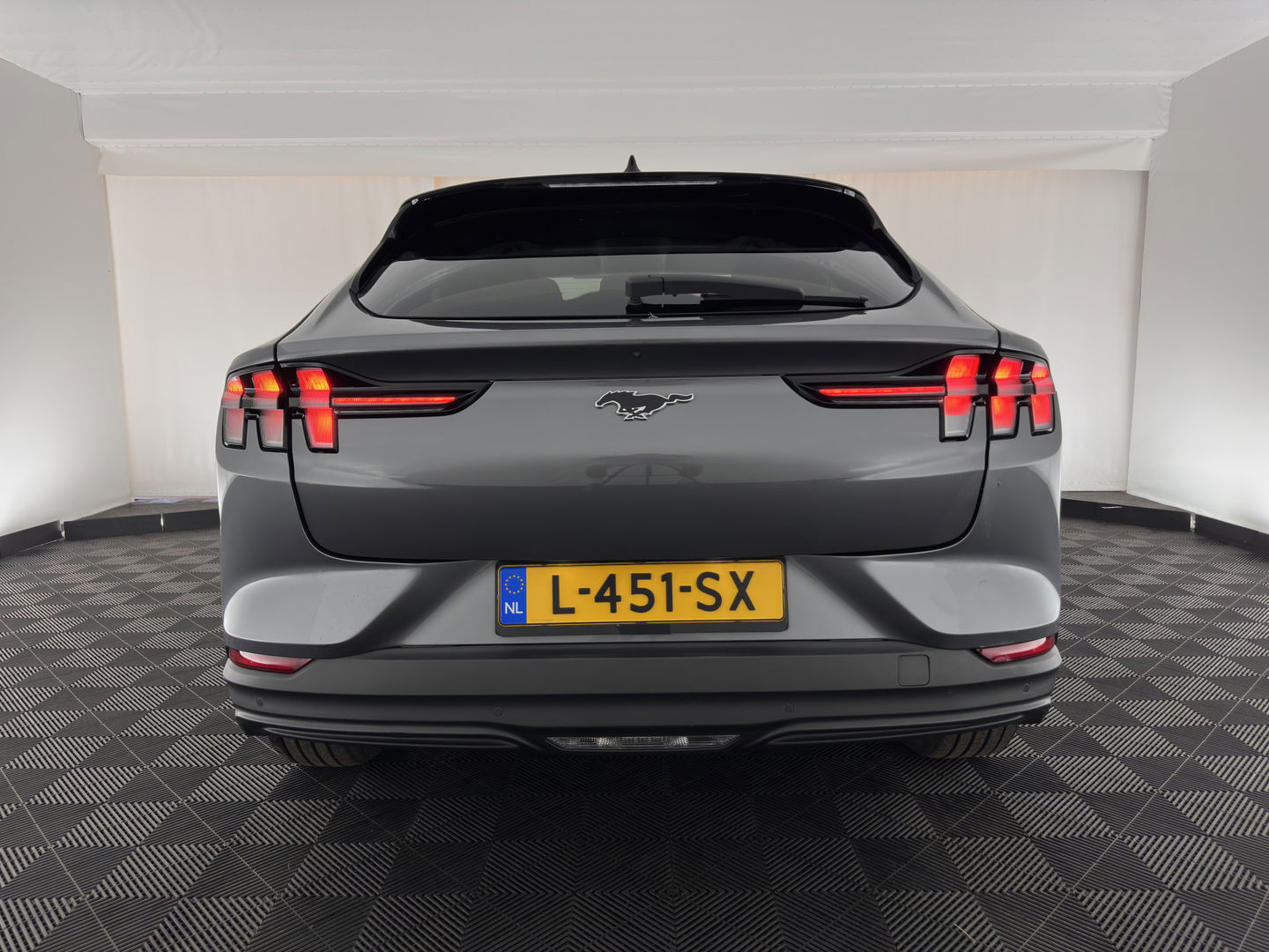 Ford Mustang Mach-E RWD 75 kWh [ 3-Fase ] {SOH-94%} (INCL-BTW) *PANO | LUXURY-LEATHER | ADAPTIVE-CRUISE | BANG&OLUFSEN | MEMORY-PACK | TOP-VIEW | FULL-LED | BLIND-SPOT | DAB+ | DIGI-COCKPIT | KEYLESS | NAVI-FULLMAP | CARPLAY | COMFORT-SEATS |