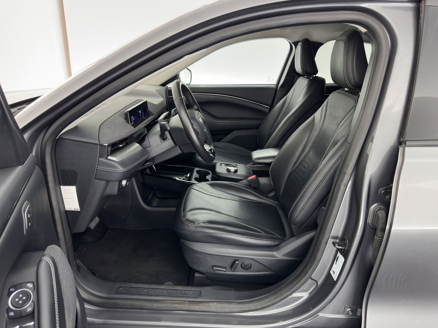 Ford Mustang Mach-E RWD 75 kWh [ 3-Fase ] {SOH-94%} (INCL-BTW) *PANO | LUXURY-LEATHER | ADAPTIVE-CRUISE | BANG&OLUFSEN | MEMORY-PACK | TOP-VIEW | FULL-LED | BLIND-SPOT | DAB+ | DIGI-COCKPIT | KEYLESS | NAVI-FULLMAP | CARPLAY | COMFORT-SEATS |