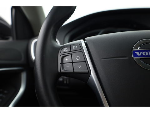 Volvo V40 1.6 T4 Momentum Aut. | Trekhaak | Navi | Cruise | PDC A | 17" | Clima