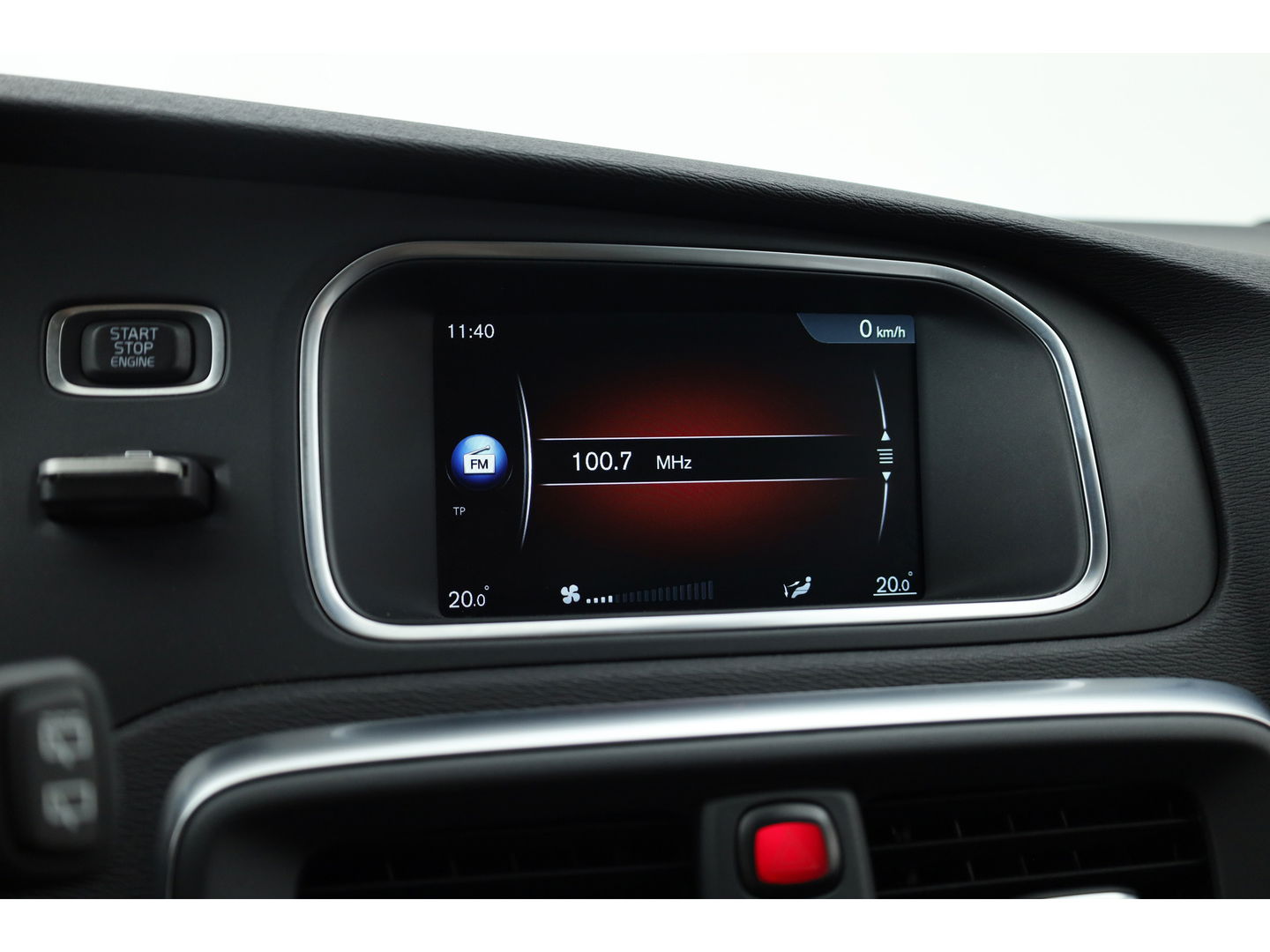 Volvo V40 1.6 T4 Momentum Aut. | Trekhaak | Navi | Cruise | PDC A | 17" | Clima