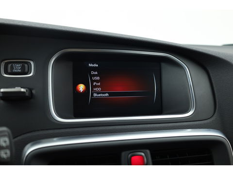 Volvo V40 1.6 T4 Momentum Aut. | Trekhaak | Navi | Cruise | PDC A | 17" | Clima