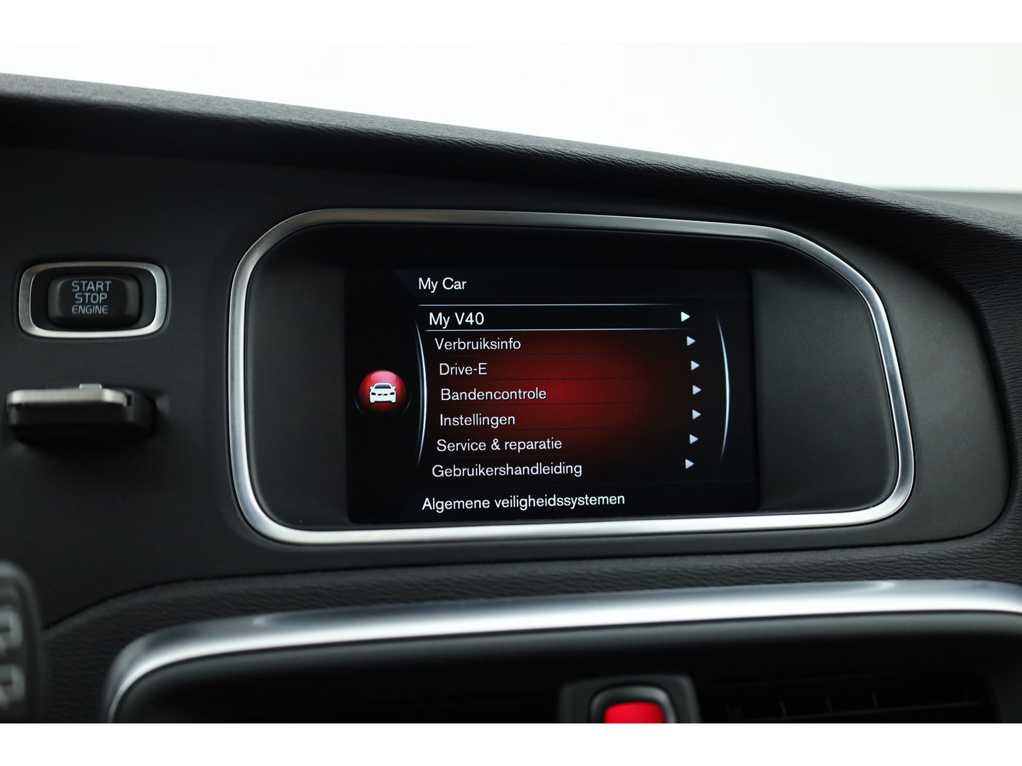 Volvo V40 1.6 T4 Momentum Aut. | Trekhaak | Navi | Cruise | PDC A | 17" | Clima