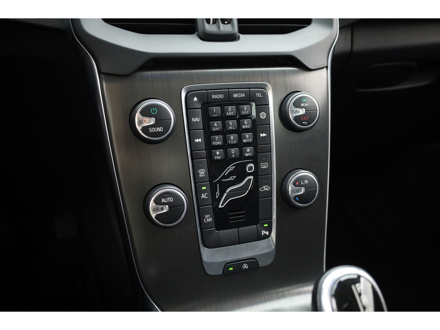 Volvo V40 1.6 T4 Momentum Aut. | Trekhaak | Navi | Cruise | PDC A | 17" | Clima