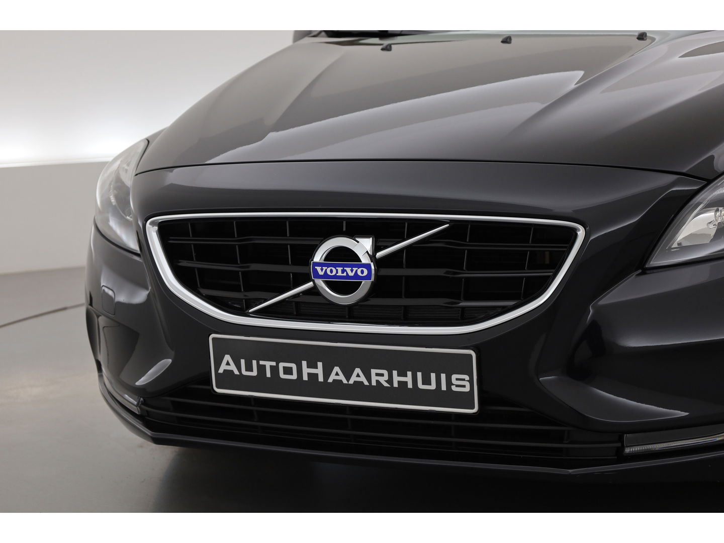 Volvo V40 1.6 T4 Momentum Aut. | Trekhaak | Navi | Cruise | PDC A | 17" | Clima