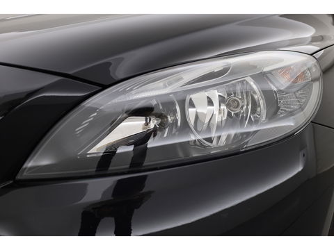 Volvo V40 1.6 T4 Momentum Aut. | Trekhaak | Navi | Cruise | PDC A | 17" | Clima