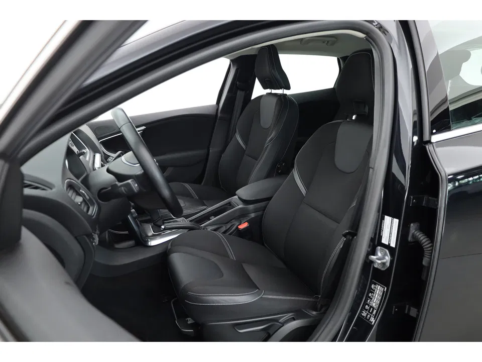Volvo V40 1.6 T4 Momentum Aut. | Trekhaak | Navi | Cruise | PDC A | 17" | Clima