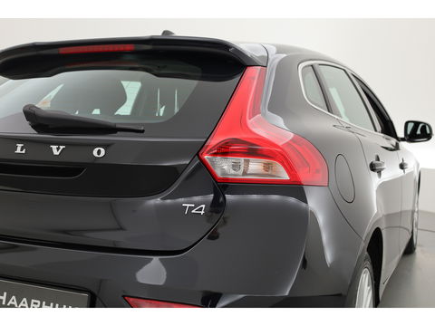 Volvo V40 1.6 T4 Momentum Aut. | Trekhaak | Navi | Cruise | PDC A | 17" | Clima