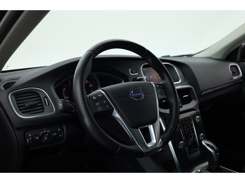 Volvo V40 1.6 T4 Momentum Aut. | Trekhaak | Navi | Cruise | PDC A | 17" | Clima