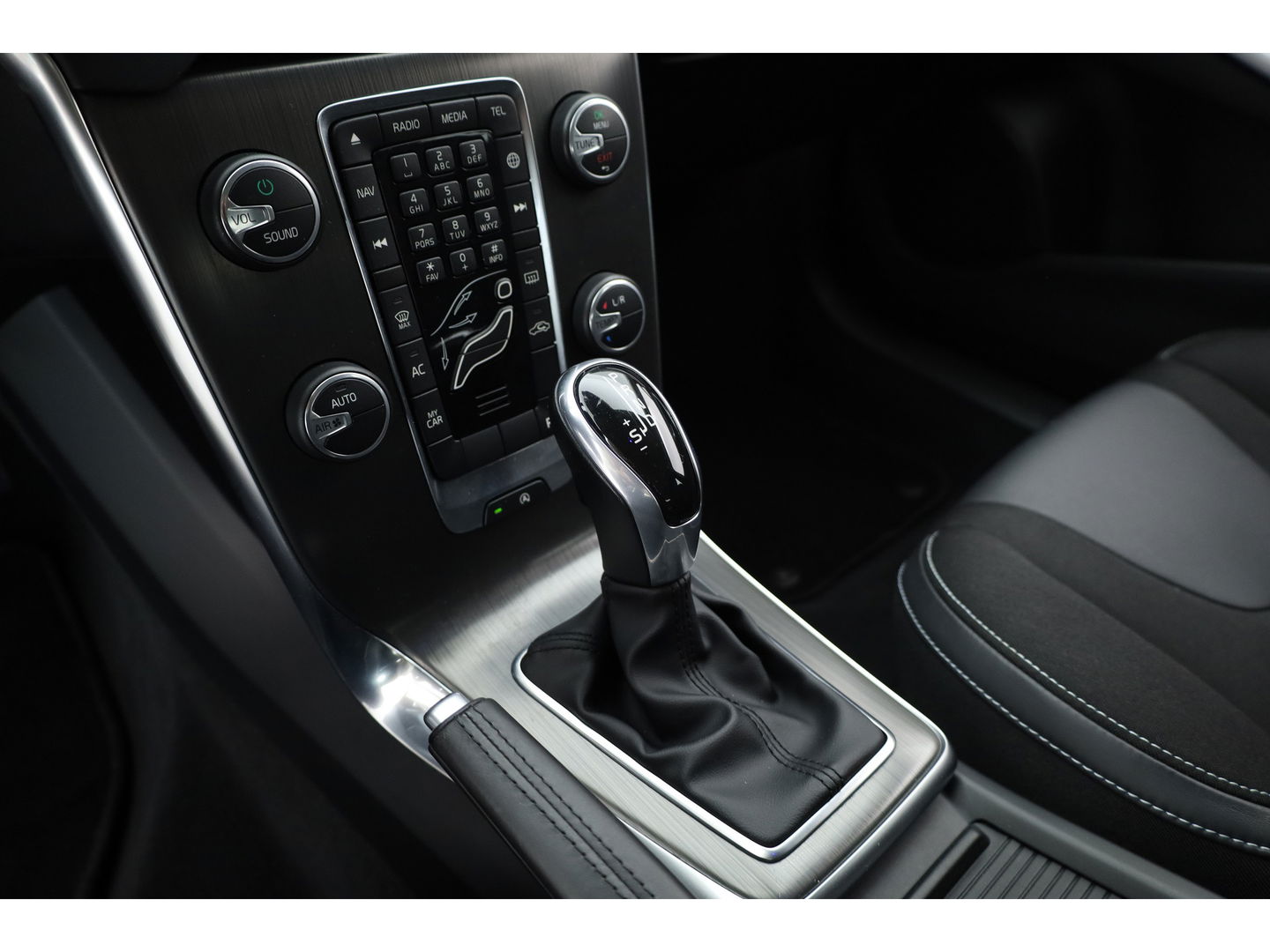Volvo V40 1.6 T4 Momentum Aut. | Trekhaak | Navi | Cruise | PDC A | 17" | Clima