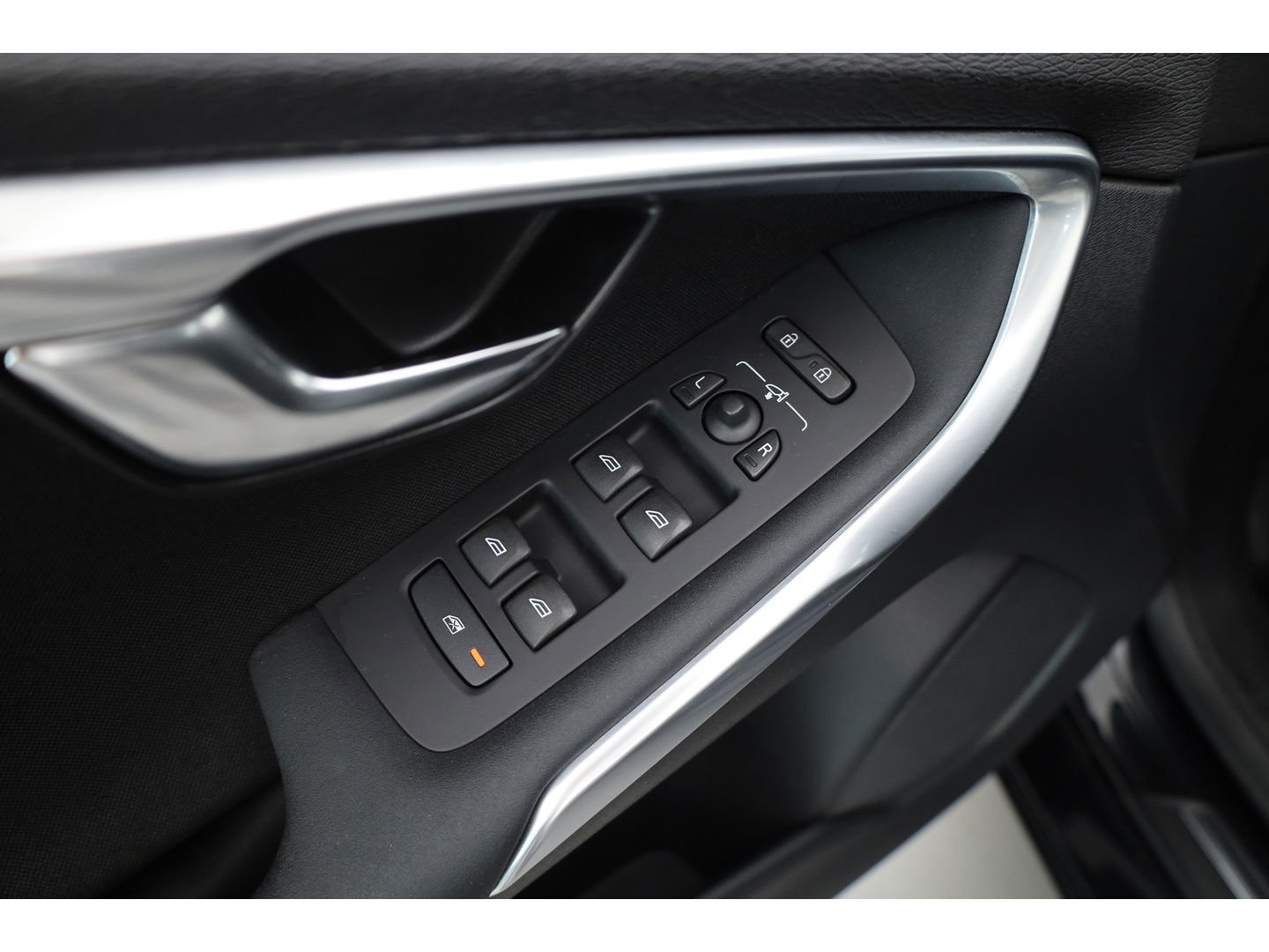 Volvo V40 1.6 T4 Momentum Aut. | Trekhaak | Navi | Cruise | PDC A | 17" | Clima