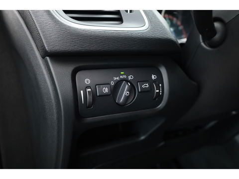 Volvo V40 1.6 T4 Momentum Aut. | Trekhaak | Navi | Cruise | PDC A | 17" | Clima