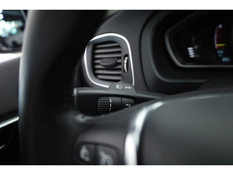 Volvo V40 1.6 T4 Momentum Aut. | Trekhaak | Navi | Cruise | PDC A | 17" | Clima
