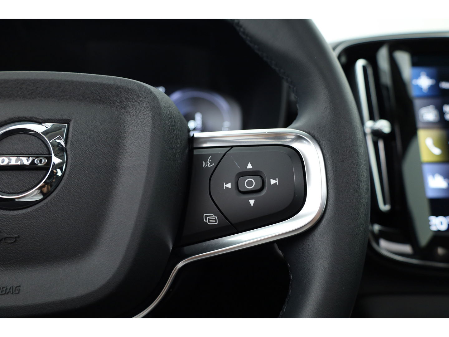 Volvo XC40 1.5 T4 Recharge Inscription | Leer | Pano-dak | ACC | 360 camera | elek. stoelen | 4x stoel + stuurverw. |