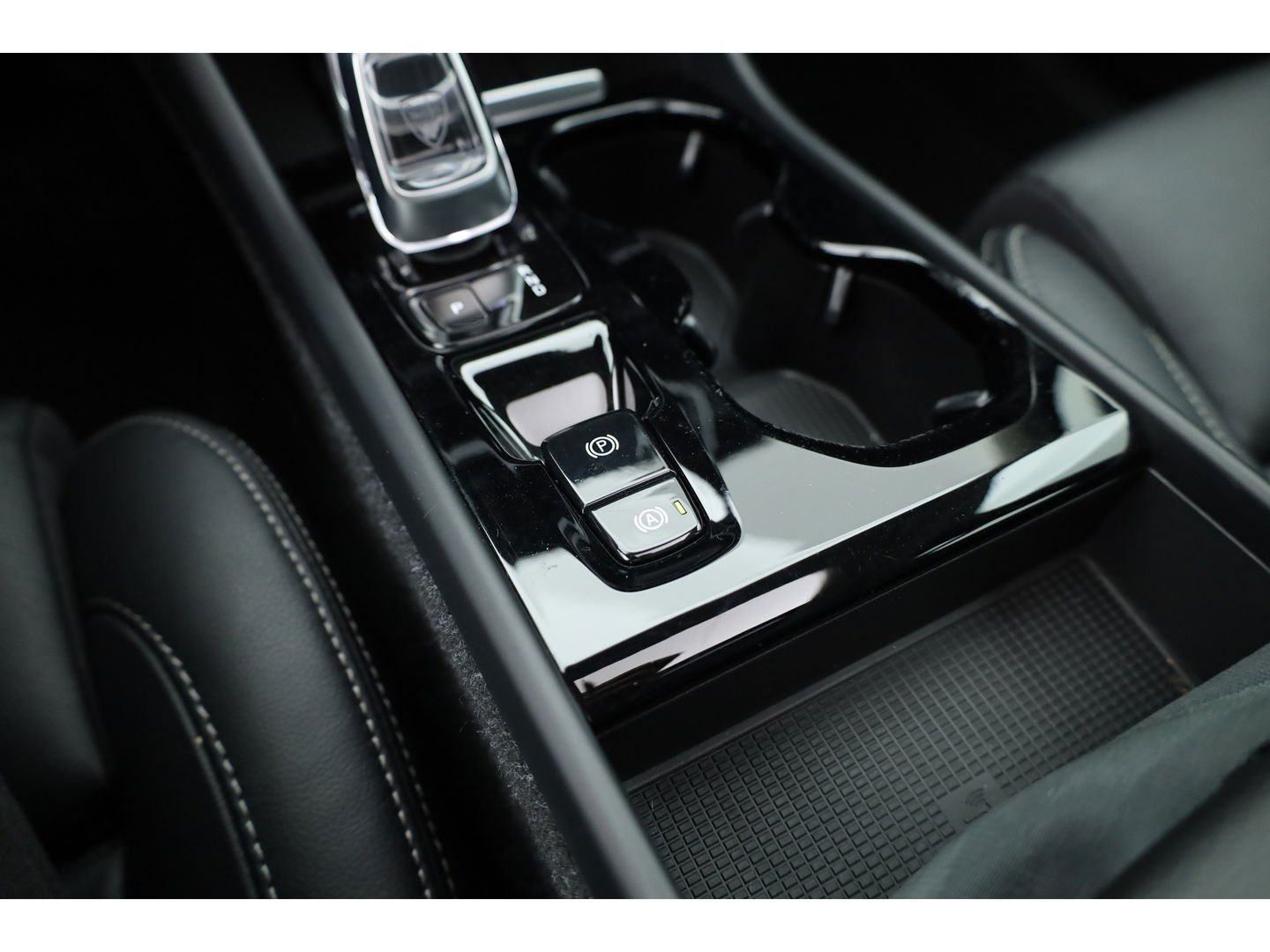 Volvo XC40 1.5 T4 Recharge Inscription | Leer | Pano-dak | ACC | 360 camera | elek. stoelen | 4x stoel + stuurverw. |