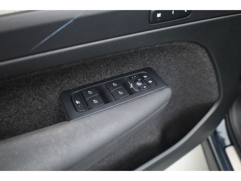 Volvo XC40 1.5 T4 Recharge Inscription | Leer | Pano-dak | ACC | 360 camera | elek. stoelen | 4x stoel + stuurverw. |