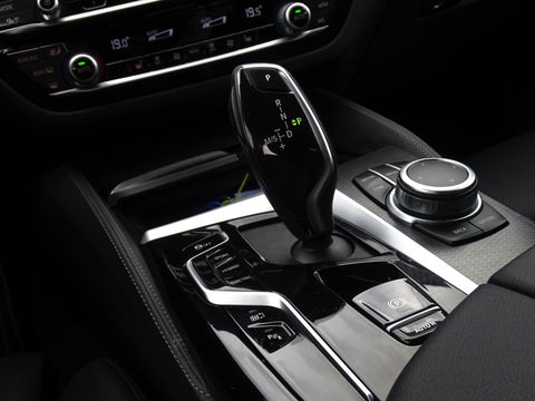BMW 5 Serie Touring 530e 292PK / M-sport / Morel Audio / ACC / 2022