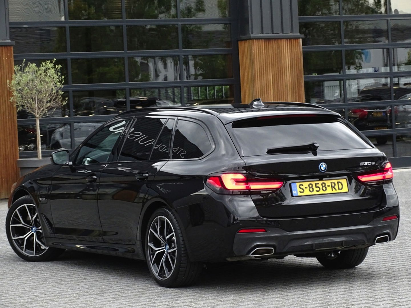 BMW 5 Serie Touring 530e 292PK / M-sport / Morel Audio / ACC / 2022