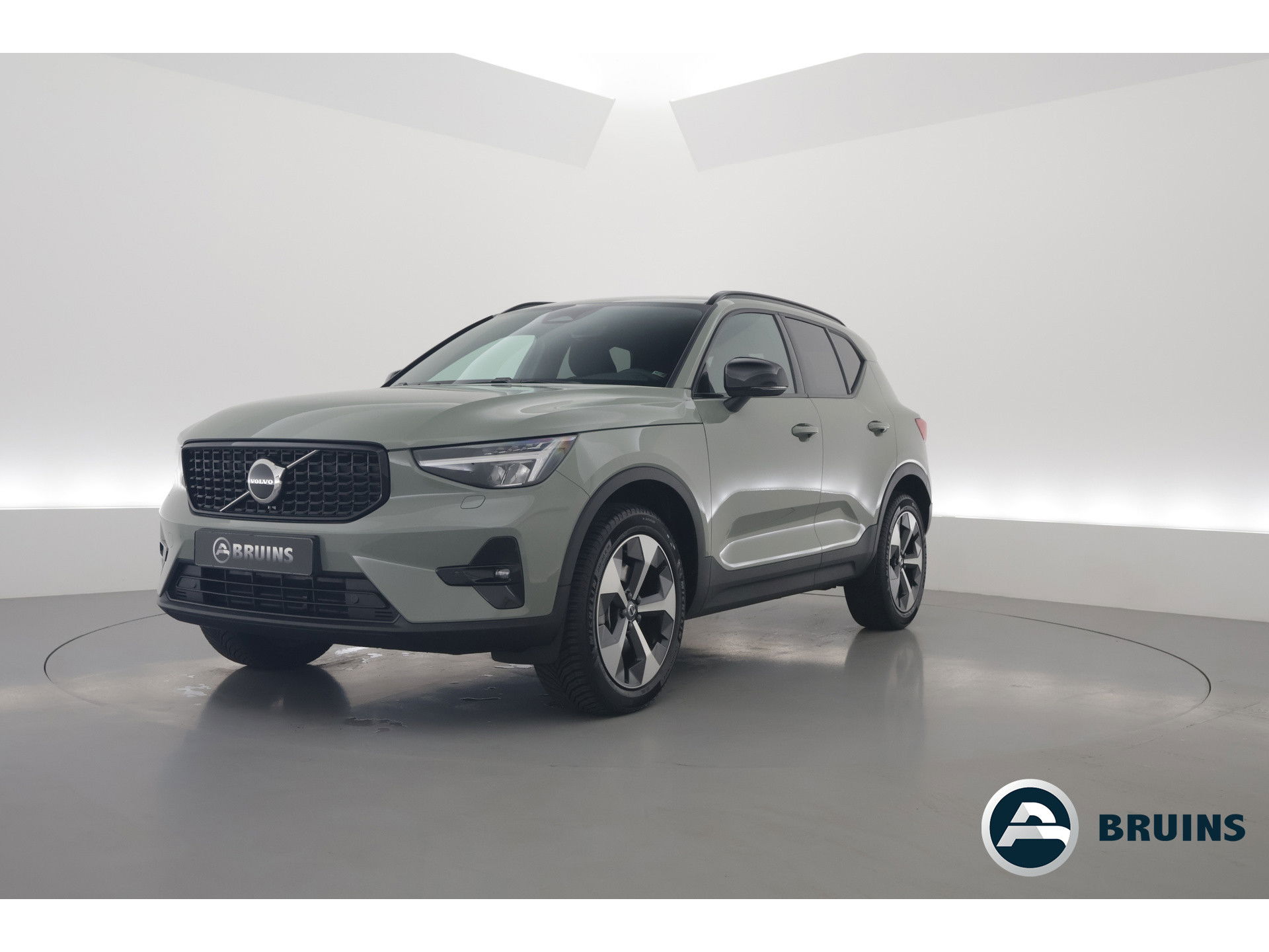 Volvo XC40 2.0 B3 Plus Dark | ACC | elek. stoelen | camera | 4x stoel + stuurvew. |