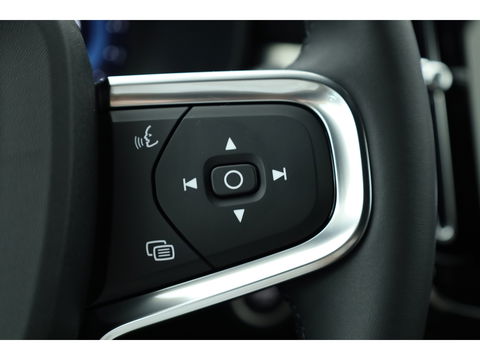 Volvo XC40 2.0 B3 Plus Dark | ACC | elek. stoelen | camera | 4x stoel + stuurvew. |