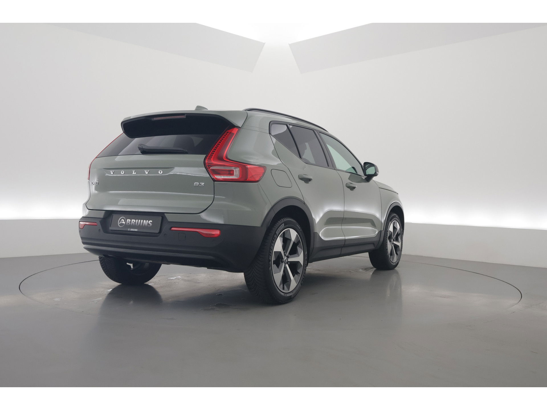 Volvo XC40 2.0 B3 Plus Dark | ACC | elek. stoelen | camera | 4x stoel + stuurvew. |