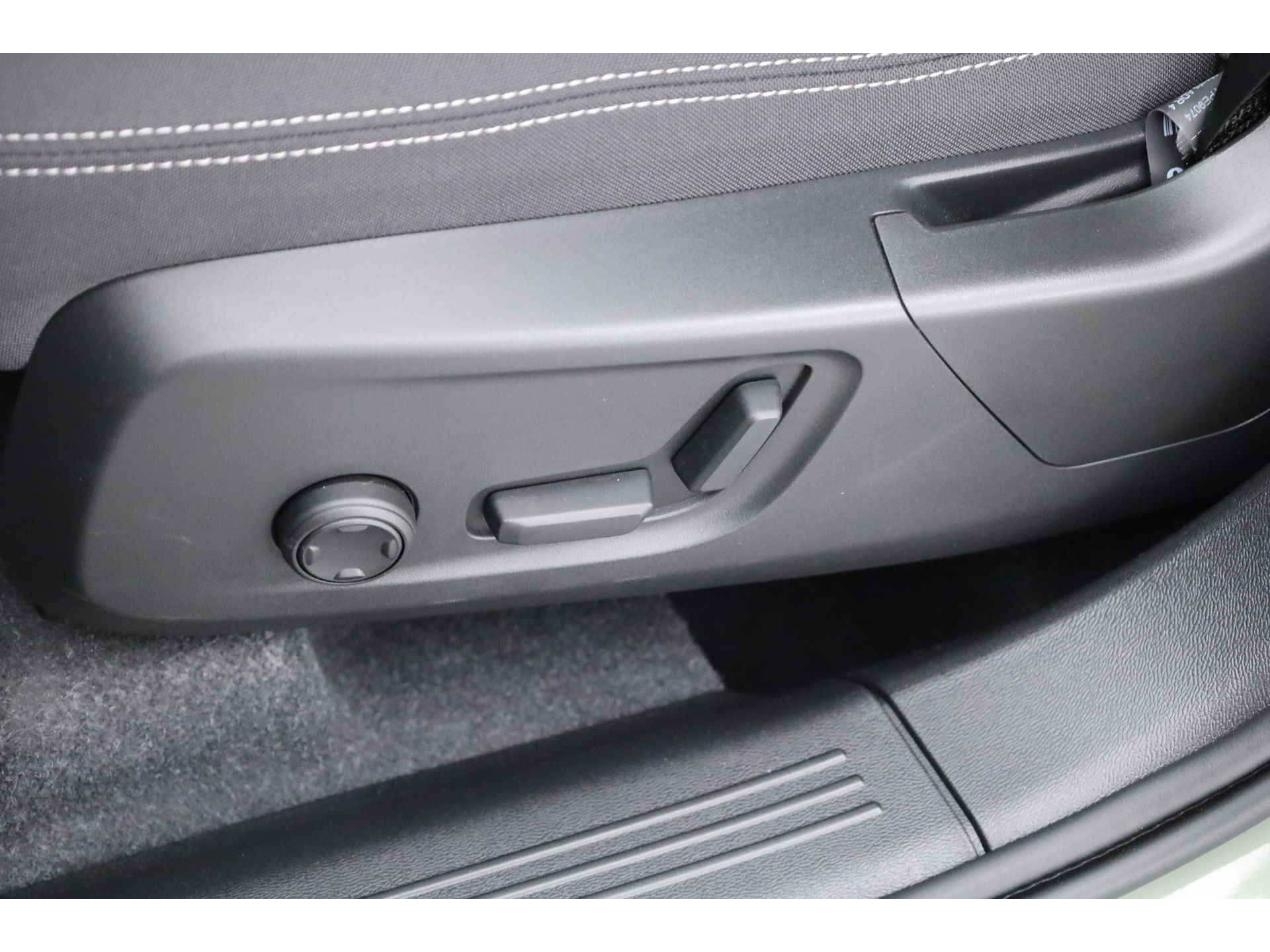 Volvo XC40 2.0 B3 Plus Dark | ACC | elek. stoelen | camera | 4x stoel + stuurvew. |