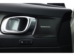 Volvo XC40 2.0 B3 Plus Dark | ACC | elek. stoelen | camera | 4x stoel + stuurvew. |