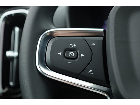 Volvo XC40 2.0 B3 Plus Dark | ACC | elek. stoelen | camera | 4x stoel + stuurvew. |