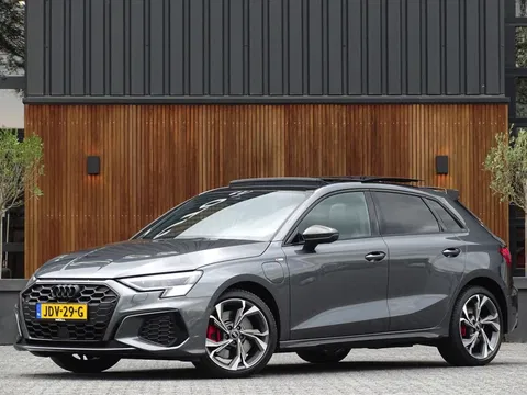 Audi A3 Sportback 45 TFSIe 245PK Competition / S3 Edit. / Pano / Matrix / B&O / Ca