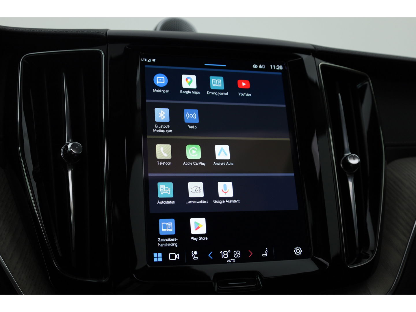 Volvo XC60 2.0 T8 Plug-in hybrid AWD Ultra Dark | Full option | Luchtvering | Trekhaak | Massage | B&W Audio | 360 camera | Head-up |