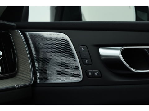 Volvo XC60 2.0 T8 Plug-in hybrid AWD Ultra Dark | Full option | Luchtvering | Trekhaak | Massage | B&W Audio | 360 camera | Head-up |