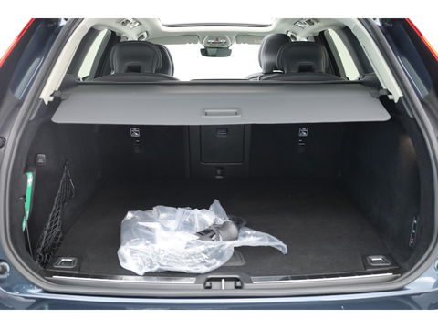 Volvo XC60 2.0 T8 Plug-in hybrid AWD Ultra Dark | Full option | Luchtvering | Trekhaak | Massage | B&W Audio | 360 camera | Head-up |