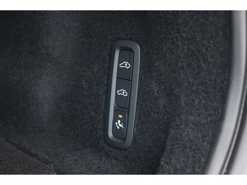 Volvo XC60 2.0 T8 Plug-in hybrid AWD Ultra Dark | Full option | Luchtvering | Trekhaak | Massage | B&W Audio | 360 camera | Head-up |